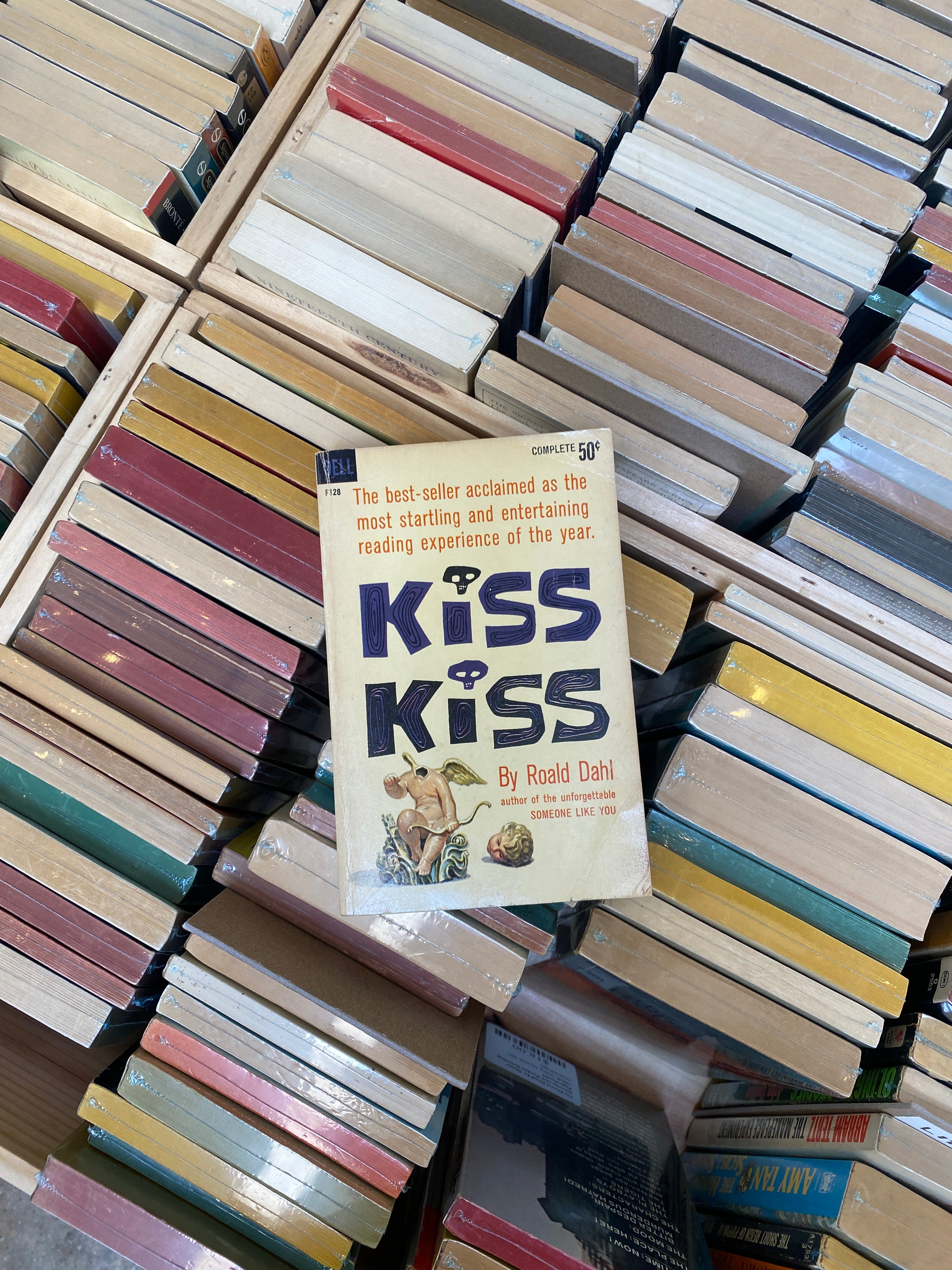 Kiss Kiss by Roald Dahl (Berkley Medallion Paperback)
